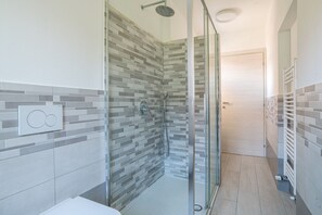 Douche, serviettes fournies