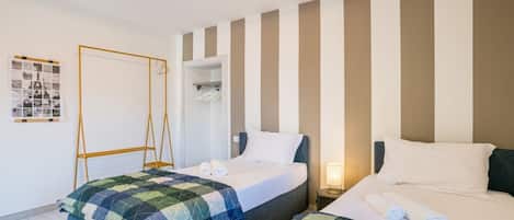 3 chambres, fer et planche Ă repasser