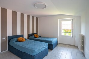 3 chambres, fer et planche à repasser