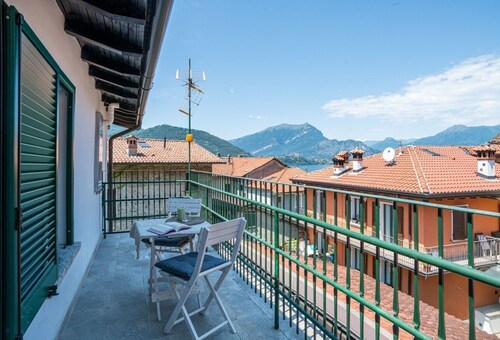GuestHost - Charming 100 sqm detached villa, spread over three levels (accessible by stairs) and accommodating up to 5 people.The property is located in Lierna, on the eastern shore of Lake Como, in a well-served area and a short walk from the splendid R