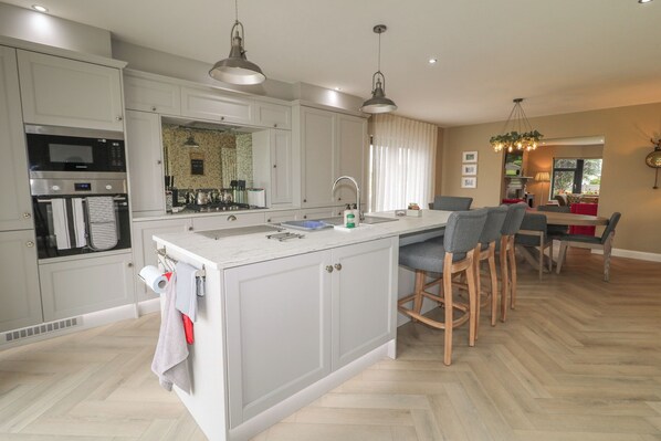 Dishwasher, cookware/dishes/utensils - Clarmes House (Limavady)