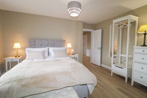 3 bedrooms, individually decorated, individually furnished, free WiFi - Clarmes House (Limavady)