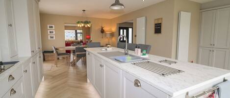 Fridge, microwave, dishwasher, cookware/dishes/utensils