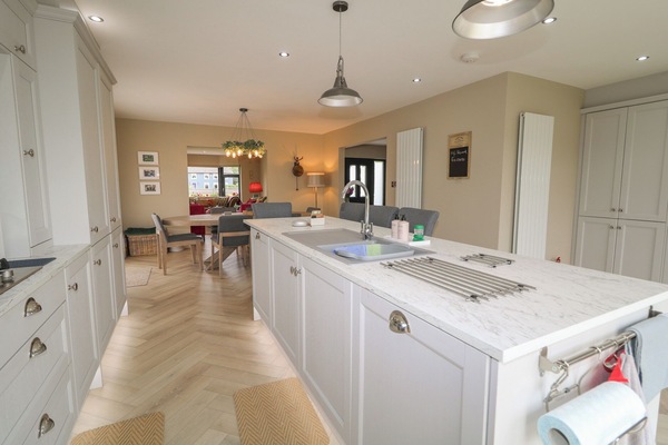 Fridge, microwave, dishwasher, cookware/dishes/utensils