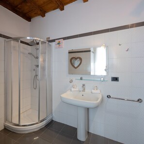 Shower, hair dryer, bidet - Beautiful apartment for 2 guests with WIFI, A/C and TV (Pavia)