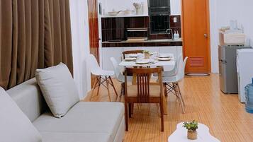 House, 2 Bedrooms, Smoking, Patio | Living room | Books