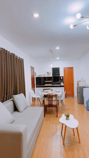 Maison, 2 chambres, fumeurs, patio | Salle de séjour | Livres