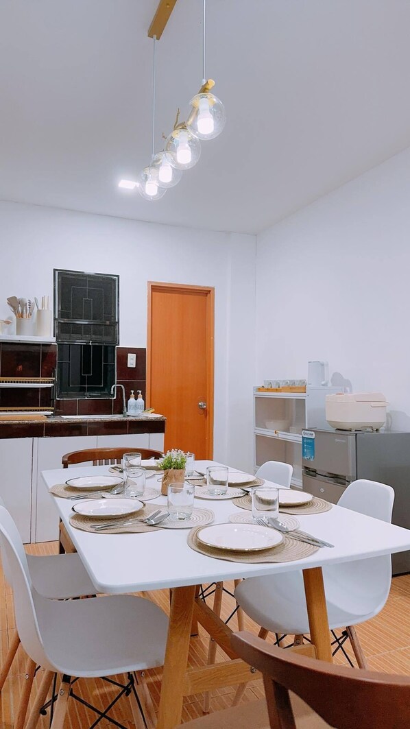 House, 2 Bedrooms, Smoking, Patio | Dining room