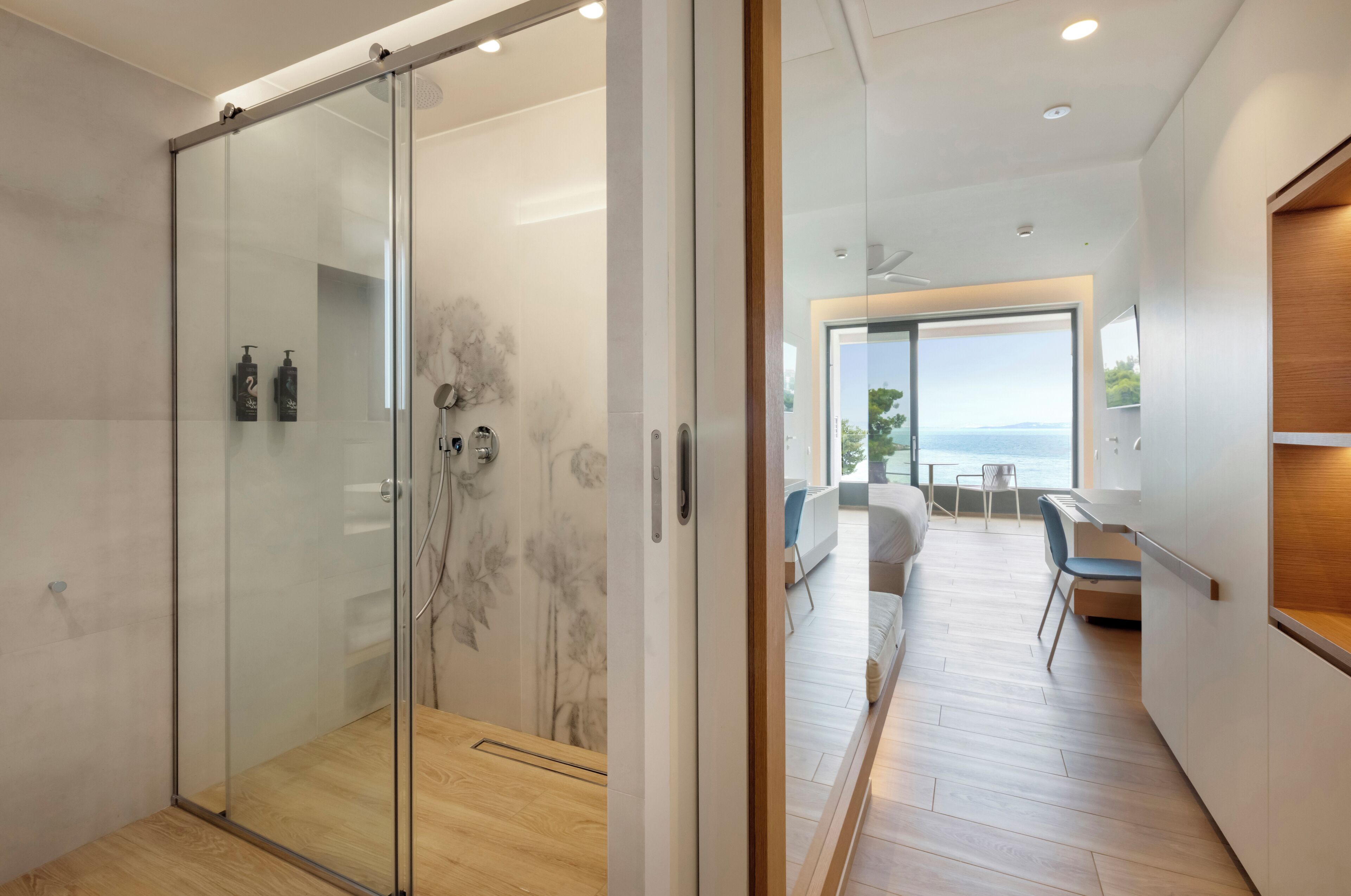 Chambre Double Exécutive, vue mer | Salle de bain | Sèche-cheveux, peignoirs, chaussons, serviettes fournies