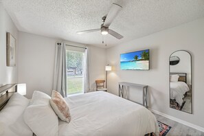 3 bedrooms, desk, iron/ironing board, free WiFi