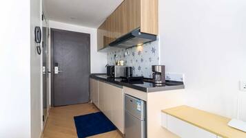 Monolocale Classic, balcone, vista città | Cucina privata | Frigorifero con congelatore, microonde, forno, piano cottura