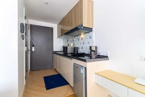 Studio phong cách cổ điển, ban công, quang cảnh thành phố | Bếp riêng | Tủ lạnh, lò vi sóng, lò nướng, bếp nấu 