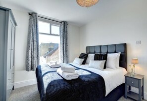 4 slaapkamers, een bureau, een strijkplank/strijkijzer, gratis wifi
