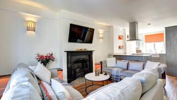 Smart TV, fireplace, books, stereo