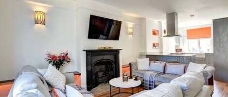 TV connectée, cheminée, livres, chaßne hi-fi