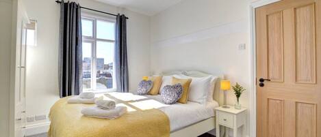 4 bedrooms, desk, iron/ironing board, free WiFi