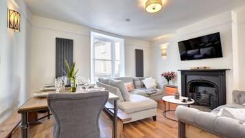 Smart TV, fireplace, books, stereo