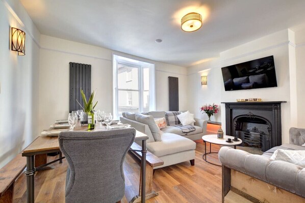 智能電視、壁爐、書籍、音響