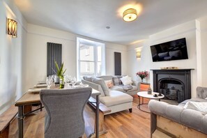 Smart TV, fireplace, books, stereo