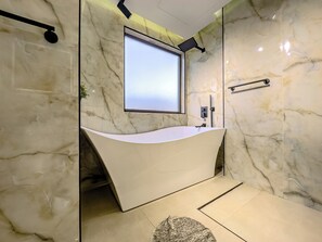 Toallas, jabón, papel de baño 