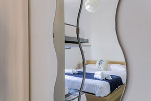 Travel cot, free WiFi - Cosy apartment for 4 people with WIFI, A/C, TV, pets allowed and panoramic view, close to Ancona (Falconara Marittima)