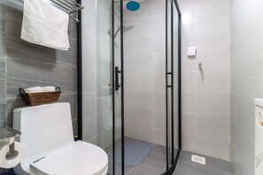Classic Studio, City View | Bathroom | Free toiletries, slippers, towels, soap - Upperhill View Palace Apartment (Nairobi)