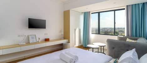 Estudio clásico, vistas a la ciudad | Escritorio y espacio para trabajar con un portátil