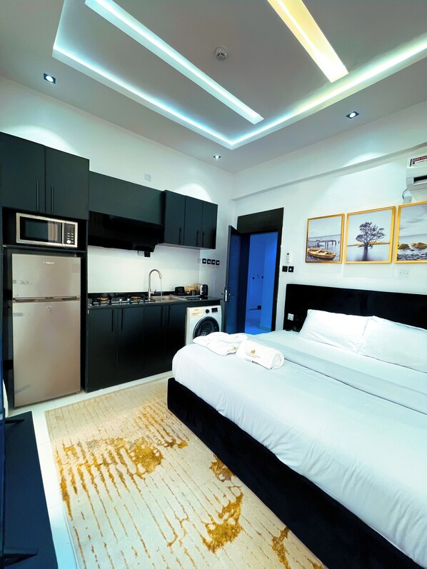 Iron/ironing board, WiFi, bed sheets