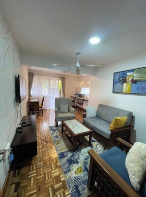 Deluxe Apartment, Balcony, City View | Living area