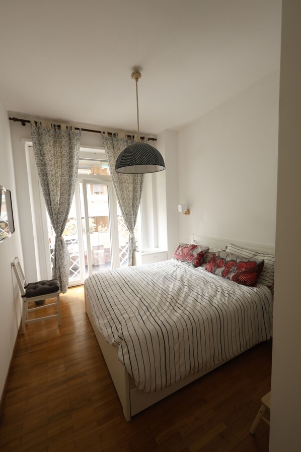 1 habitación, tabla de planchar con plancha y cuna de viaje 