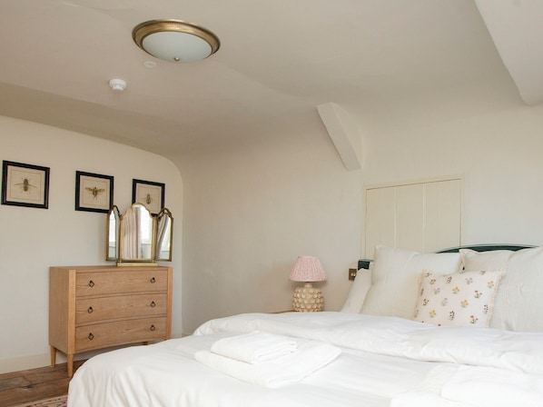 3 bedrooms, individually decorated, individually furnished, free WiFi - Apartment 2, 86 Dyer Street (Cirencester)