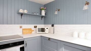 Dishwasher, cookware/dishes/utensils