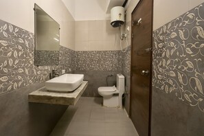 Bathroom - Hotel Yash Regency - Managed by JMD Group (New Delhi)