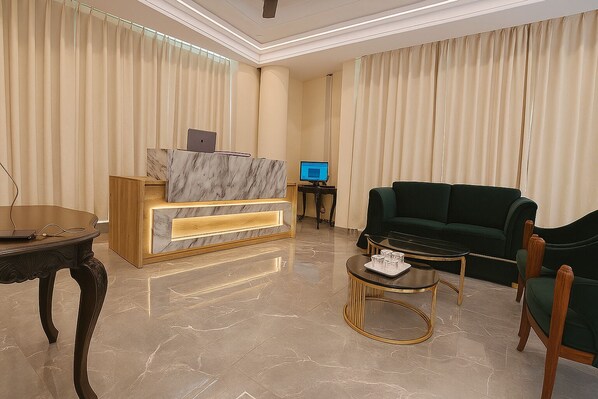 Lobby sitting area - Hotel Yash Regency - Managed by JMD Group (New Delhi)
