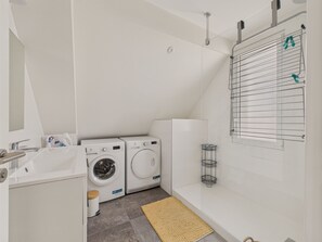 Shower, hair dryer - 180m to beach, flat for 4 adults / 4 kids (Pornichet)