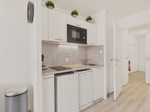 Kylskåp, mikrovågsugn, kaffe- och tebryggare och vattenkokare