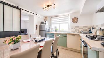 Réfrigérateur, micro-ondes, four, cafetiÚre/bouilloire