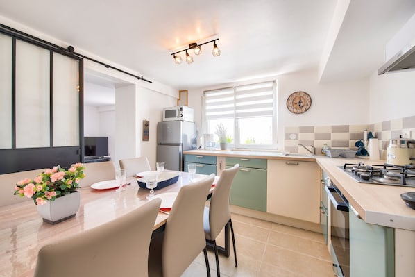 Fridge, microwave, oven, coffee/tea maker