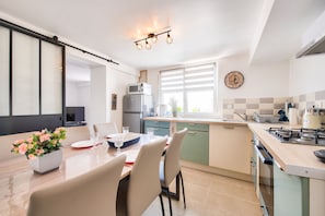 Fridge, microwave, oven, coffee/tea maker