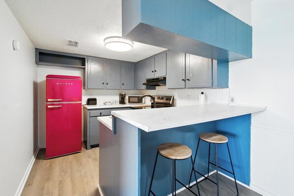 ثلاجة، ميكروويف، فرن، موقد طهي مسطح