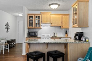 Fridge, microwave, coffee/tea maker, cookware/dishes/utensils - Timbers Studio 48 With Wintergreen Advantage (Wintergreen)