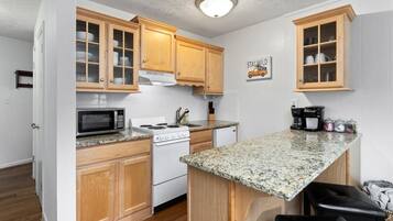 Refrigerador, microondas, cafetera y tetera y utensilios de cocina