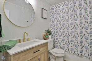Een douche, een haardroger, handdoeken