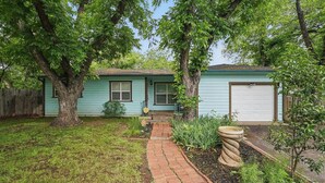 Exterior - Vibrant Artistic Retreat Among the Trees (Abilene)