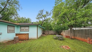 Outdoor dining - Vibrant Artistic Retreat Among the Trees (Abilene)
