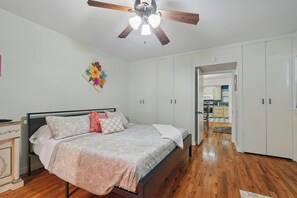 3 室のベッドルーム、デスク、WiFi (無料)、ベッドシーツ