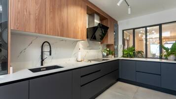 Frigorífico, microondas, horno y lavavajillas