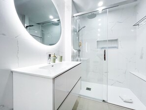 Dusche, Haartrockner, Handtücher