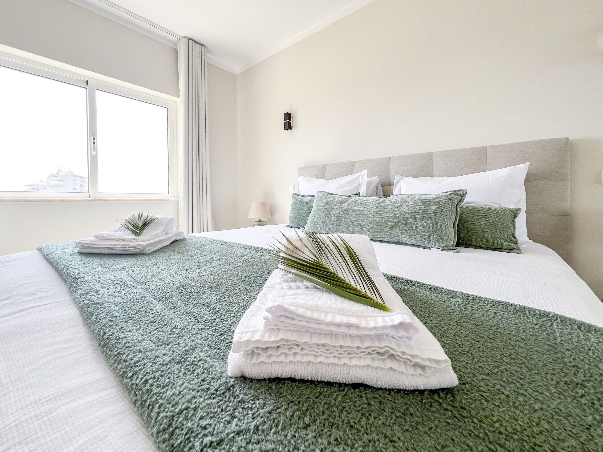 Tabla de planchar con plancha, wifi gratis, ropa de cama