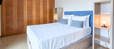 2 عدّة غرف نوم ومكواة/لوح كي وواي فاي مجانًا وملاءات أسرّة